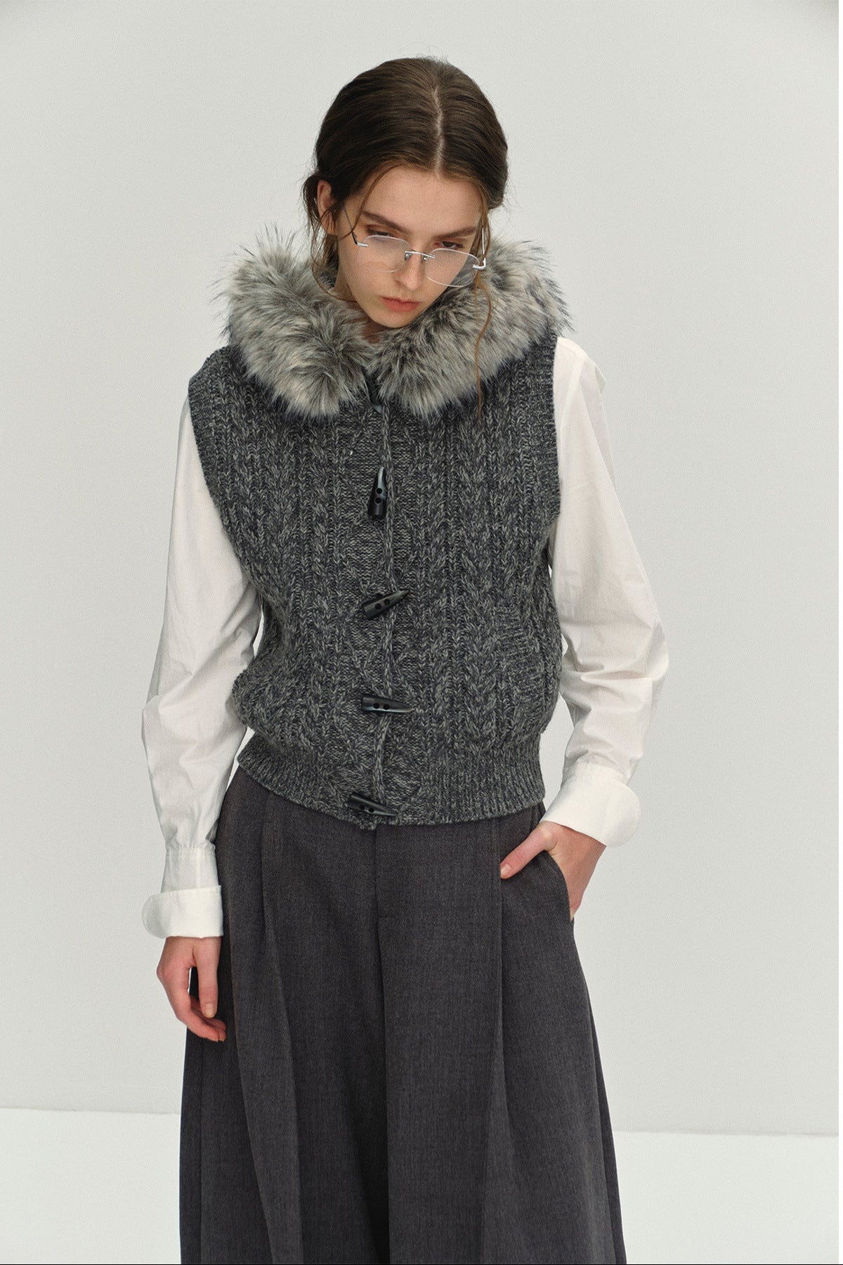 cllomagy-gray-hooded-knit-vest-02