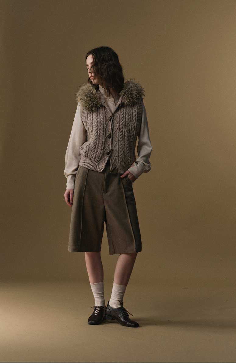 cllomagy-khaki-hooded-knit-vest-02