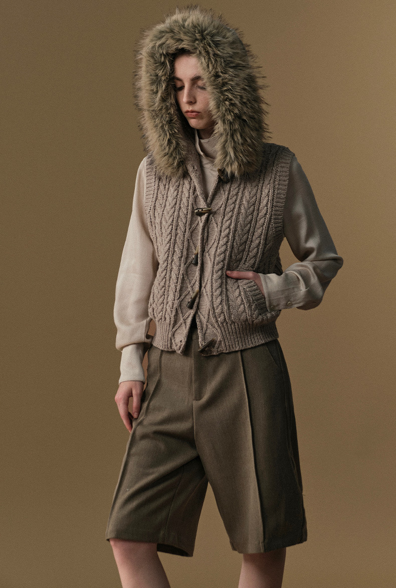 cllomagy-khaki-hooded-knit-vest-03